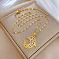 Detailaufnahme der Delfin-Halskette mit Zirkonia auf einer luxuriösen Schmuckschatulle - Gold (H330)