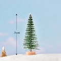 Mini albero di Natale 7cm con fiocchi di neve e base in legno su sfondo innevato - 7cm / verde chiaro