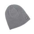 Detalle del gorro de punto gris con un pequeño parche de logo sobre el tejido de canalé - Gris claro
