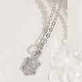 Collana a tartaruga in argento lucido con pavé di zirconi su una catena fine - Stile Piccola Tartaruga con Zirconia Completa / Argento