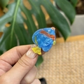 Dettaglio ravvicinato di una clip per capelli a forma di pesce tropicale in acrilico colorato - Mini Pesce Perforatore / Blu