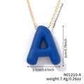 Dettaglio della collana con pendente lettera A blu con catena d'oro, dimensioni e peso - Lettera A (N01210-A)