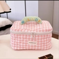 Neceser acolchado de cuadros rosas con asa MELODY y cierre de cremallera - 25*16*13cm / Rosa a Cuadros / [atributos Del Producto] Este Es Un Neceser Acolchado Con Un Estampado De Cuadros Rosas Y Blancos. El Neceser Tiene Un Asa Bordada Con Las Letras "melody" En Colores Vivos. Una Pequeña Etiqueta Blanca Con Las Palabras "the Jolly House" En Negro Está Cosida En La Parte Delantera. El Neceser Cuenta Con Un Cierre De Doble Cremallera. [presentación Visual] La Imagen Utiliza Una Composición Central Con Un Estilo De Fotografía Fresco Y Natural Y Un Fondo Interior Cálido. La Calidad De La Imagen Es Alta El Sujeto Es Nítido Y Claro Y La Exposición Es Precisa. El Atractivo Estético Es Alto Con Colores Armoniosos Iluminación Suave Y Un Fuerte Atractivo Visual. [contenido Del Texto] El Texto Extraído Por Ocr Es "melody" Y "the Jolly House" Ambos Textos Inherentes Al Producto Sin Marcas De Agua Ni Otro Texto Que Requiera Procesamiento. [conclusión De La Revisión] Aprobado. La Imagen Del Producto Es Clara El Contenido Del Texto Corresponde A Los Textos Inherentes Al Producto Y Está Completamente En Inglés Apto Para Su Uso Directo En Plataformas De Comercio Electrónico Transfronterizo. [etiqueta Logística] Cosméticos/cuidado Personal. Como Neceser Se Usa Comúnmente Para Guardar Cosméticos O Productos De Cuidado Personal. [riesgo De Infracción] Ninguno. No Se Encontraron Elementos Infractores De Marcas Reconocidas. [parámetros Del Producto] No Se Identificó Información Específica Sobre Parámetros.