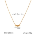 Vue détaillée du collier géométrique en or 18 carats avec zircons et spécifications de taille - Style Pendentif Trois Pierres (HC-N40346)