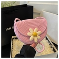 Dettaglio della borsa a sella intrecciata rosa con margherite 3D e trama in corda di cotone - Rosa