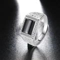 Vista detallada de un anillo para hombre en plata con piedra negra y cristales laterales - Abierto Ajustable / Estilo B-Micro Pavé CZ