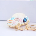 Portachiavi auto bianca con strass colorati e anello in metallo dorato per borse da donna - Bianco