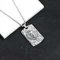 Détail du pendentif tête de lion vintage sur une chaîne à perles carrées en acier titane - Tête de Lion en Relief Vintage