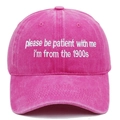 Vue macro de la casquette rose vintage en coton avec broderie de slogan blanc des années 1900 - Réglable / Rose rouge