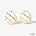 Detalle de pendientes de esmalte blanco con rayas doradas y texturas metálicas - Blanco Minimalista (KDE829)