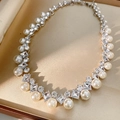 Dettaglio collana di perle e diamanti in un lussuoso portagioie in seta beige elegante - Collana di Perle e Strass - Argento - Crema
