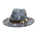 Detalle de sombrero fedora gris de serpiente con banda de leopardo, perlas y flor - Azul