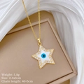 Nahaufnahme der goldenen Sternenkette mit Evil Eye Motiv und Pavé Zirkonia Details - Goldener Böser Blick Fünfzackiger Stern (F344)