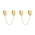 Dettaglio di orecchini doppi placcati in oro 18K con accenti di perle e sottile catena d'oro - Orecchini collegati per doppio piercing dorati (JQH0032-GG)