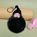 Schattige slapende babypop sleutelhanger met grote zwarte pluchen bal en gouden haak - Zwart