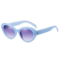 Occhiali da sole cat-eye azzurri con lenti viola sfumate e dettagli in metallo - Montatura Blu Lenti Blu