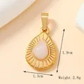 Pendentif goutte doré avec pierre rose et gravure radiale, taille 1,9cm x 1,3cm - 317-Pendentif Larme Gemme Poire Blanche Rayon de Soleil Or