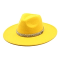Detail eines gelben Wollhutes mit glitzerndem Strassband und goldenem M-Logo-Akzent - Gelb