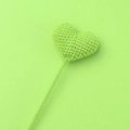 Détail d'une fleur de cœur crochetée à la main en vert tilleul sur une tige fine - Vert (Coeur Vert Unique)