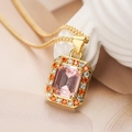 Vue macro du pendentif rectangulaire avec gemme rose et halo orange et blanc fini doré - Or/Pierre Rose