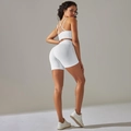 Detailansicht eines weißen Yoga-Sets mit Criss-Cross-BH und High-Waist-Push-Up-Shorts - S / Oberteil Und Unterteil / Creme