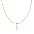 Dettaglio di una collana asimmetrica in argento S925 con perle barocche e catena oro - Perla 3-4mm (40+5cm)