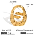 Detailansicht des 18k vergoldeten Edelstahlrings mit Hammerschlag-Textur und O-Hohlform - Lava Unregelmäßige Form (JDR0101006)