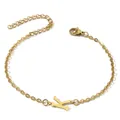 Makroaufnahme von 18K vergoldetem Armband mit Buchstaben-K-Anhänger und Karabinerverschluss - Buchstabe K