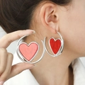 Orecchini a cerchio in argento con ciondolo a cuore rosso indossati da una modella - Cerchio C Cuore Lucido / Rosso (9322)