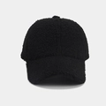 Detailopname van de zwarte sherpa-fleece textuur van een warme winterse baseballpet - Verstelbaar / Zwart