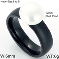 Anello moderno nero opaco con perla di conchiglia da 10mm vista a 45 gradi - US 6 / Nero Spazzolato 6mm di Larghezza (KR46043-K)