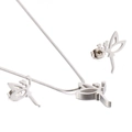 Dettaglio del set di collana e orecchini a forma di fata argentata con ali traforate - Stile Fata Elfo (KS128375-KFC) / Argento