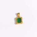 Nahaufnahme von goldenem quadratischem Anhänger mit grünem Zirkon und Hammerschlag-Optik - Grüner Quadrat-Stil (Stil 4)
