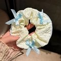 Pastelgele oversized kanten scrunchie met fijne blauwe strikjes van lint - #1 Blauw-witte Scrunchie Met Strik (puur Wit)