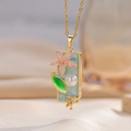 Collana con ciondolo a fiore smaltato, petali rosa, foglie verdi e perla in finitura oro - Blu (A23)
