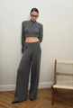Dettaglio del set coordinato grigio con cardigan a trecce e pantaloni a gamba larga - S / Grigio