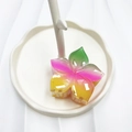 Pink and yellow gradient flower hair claw clip in transparent resin on white tray - Green+Pink+Yellow (Rainbow Five-petal Flower)