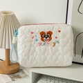 Detailansicht der weißen gesteppten Kosmetiktasche mit Herzstruktur und Hundestickerei - Brillen-Hund / 23*16*6cm