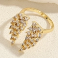 Vue détaillée d'une bague ajustable dorée avec des ailes de papillon en zircon scintillant - Ouvert Réglable / Aile en zircone blanche dorée