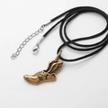 Détail du pendentif basket ailée dorée sur cordon noir avec fermoir métallique - Couleur or avec corde noire de 60 cm