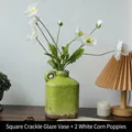 Quadratische grasgrüne Keramikvase mit Eiskrakelur-Glasur und weißen Mohnblumen - Quadratische Craquelé-Vase mit Mohnblumen-Set