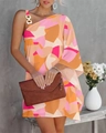 Detail eines schulterfreien Kleides mit geometrischem Print und goldener Metallkette - S / Rosa Druck