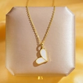Élégant collier pendentif cœur double en or 18 carats avec nacre blanche sur boîte à bijoux - Coeur En Acrylique Blanc