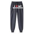 Dunkelgraue Jogginghose mit I LOVE MY BOYFRIEND Aufdruck und rotem Herzsymbol - S / Dunkelgrau (Boyfriend)