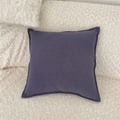 Detail van een donkerblauwgrijze kussensloop met verfijnde naad op een zachte crème ondergrond - Zonder Kussen / donkergrijs