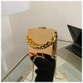 Bolso de noche cuadrado en oro espejo con asa de cadena dorada gruesa y chic - Dorado