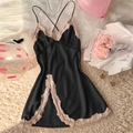 Schwarzes Satin-Nachthemd mit rosa Spitze und Seitenschlitz auf weichem Plüschgrund - S / Schwarz
