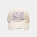 Detail einer beigen Vintage-Basecap mit lilafarbenem Stickmuster und Baumwolltextur - Verstellbar / Beige