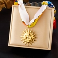 Dettaglio della collana con ciondolo a sole dorato e nastro in seta colorata in scatola beige - Ciondolo Sole Colorato (N3605)
