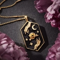 Französische Vintage Goldkette mit Hexagon-Anhänger, Rose und Mond auf schwarzem Grund - Gold